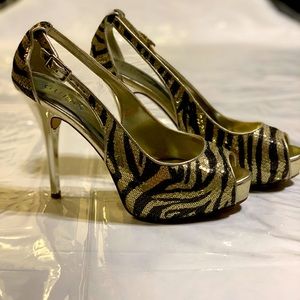 GUESS Tiger-stripe platform peep toe heels sz 9
